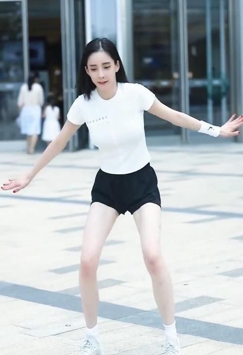 轮廓|白T恤搭配黑热裤，色彩分明，光看轮廓就很美