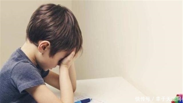 爸妈|萌娃在幼儿园画了“古怪”全家福,老师告知父母,爸妈却笑了