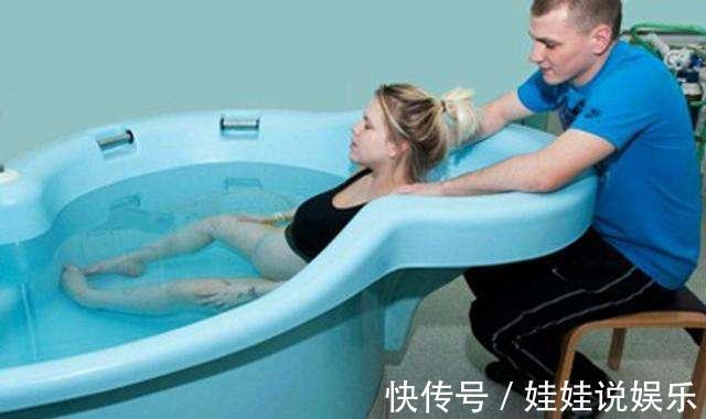 骨盆|下海游泳顺便生了个娃,天然的水中分娩,网友不会引来鲨鱼吗