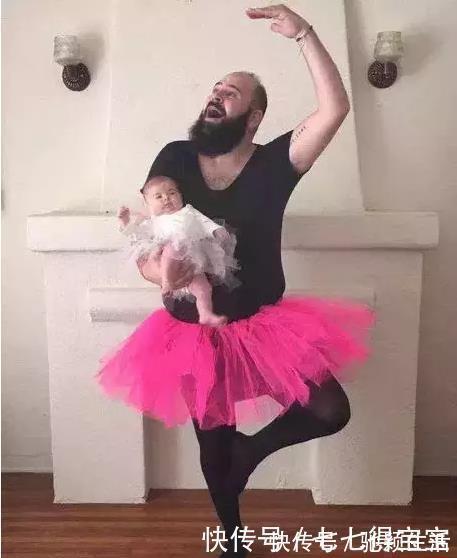 精湛|3岁萌娃在爸爸背上作画,手艺精湛连猫都看傻,网友:幸亏是女儿