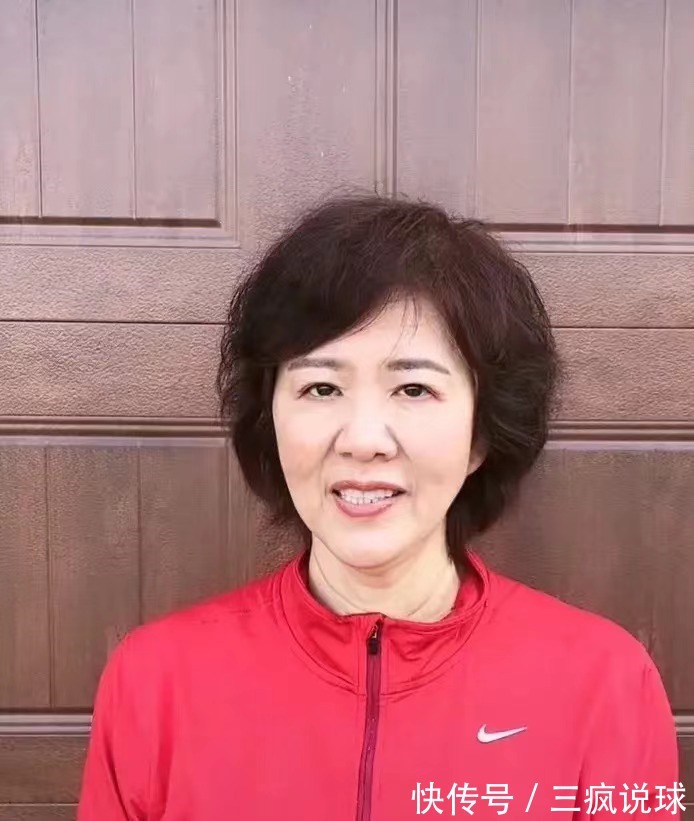 郎平|郎平美国生活惬意:每天睡到自然醒,新发型+金项链,人也年轻了