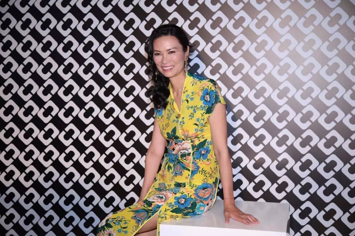 亮色系|邓文迪才是阿姨辈中顶流！ 穿着一袭拼接印花连衣裙，高级优雅