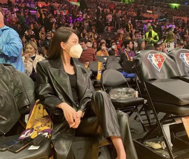 湖人队|还记得坐在詹姆斯旁边爆红的美女吗?脱下口罩更美,颜值身材完美