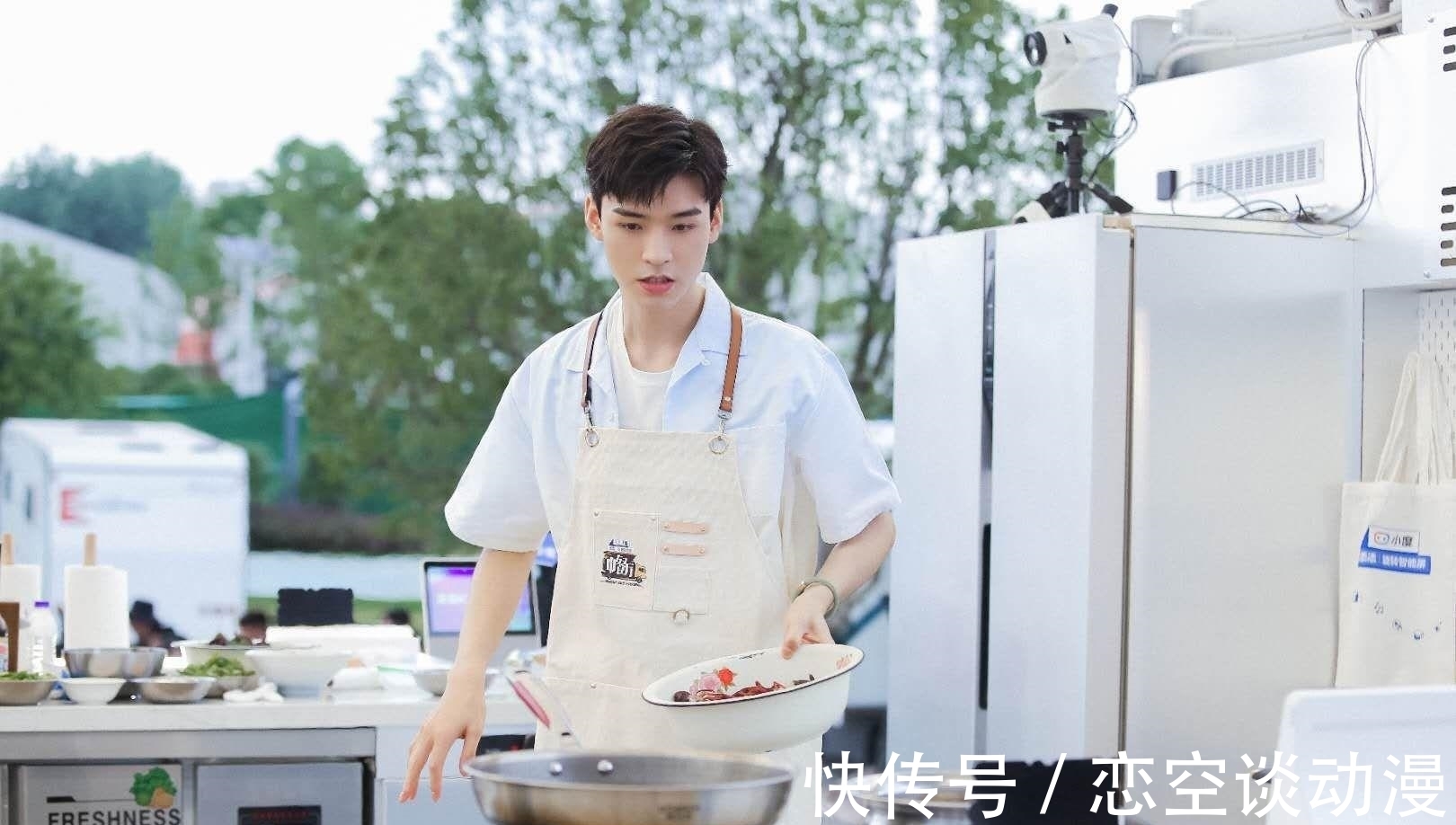 周也|《中餐厅5》龚俊周也频繁互动引争议,俊男美女之间有纯友谊吗?