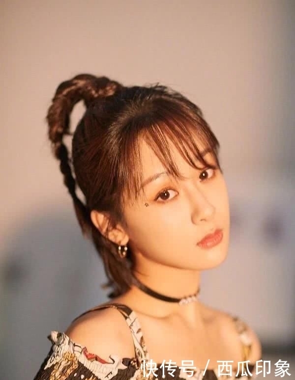 奔三的女人别总披头散发脸上有这4个特征，扎发更有女神魅力