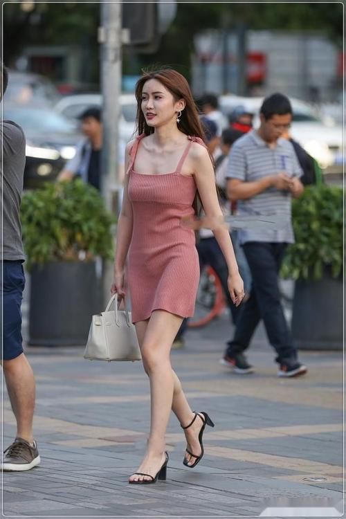 粉色针织连衣裙，温婉可人，亮眼十足