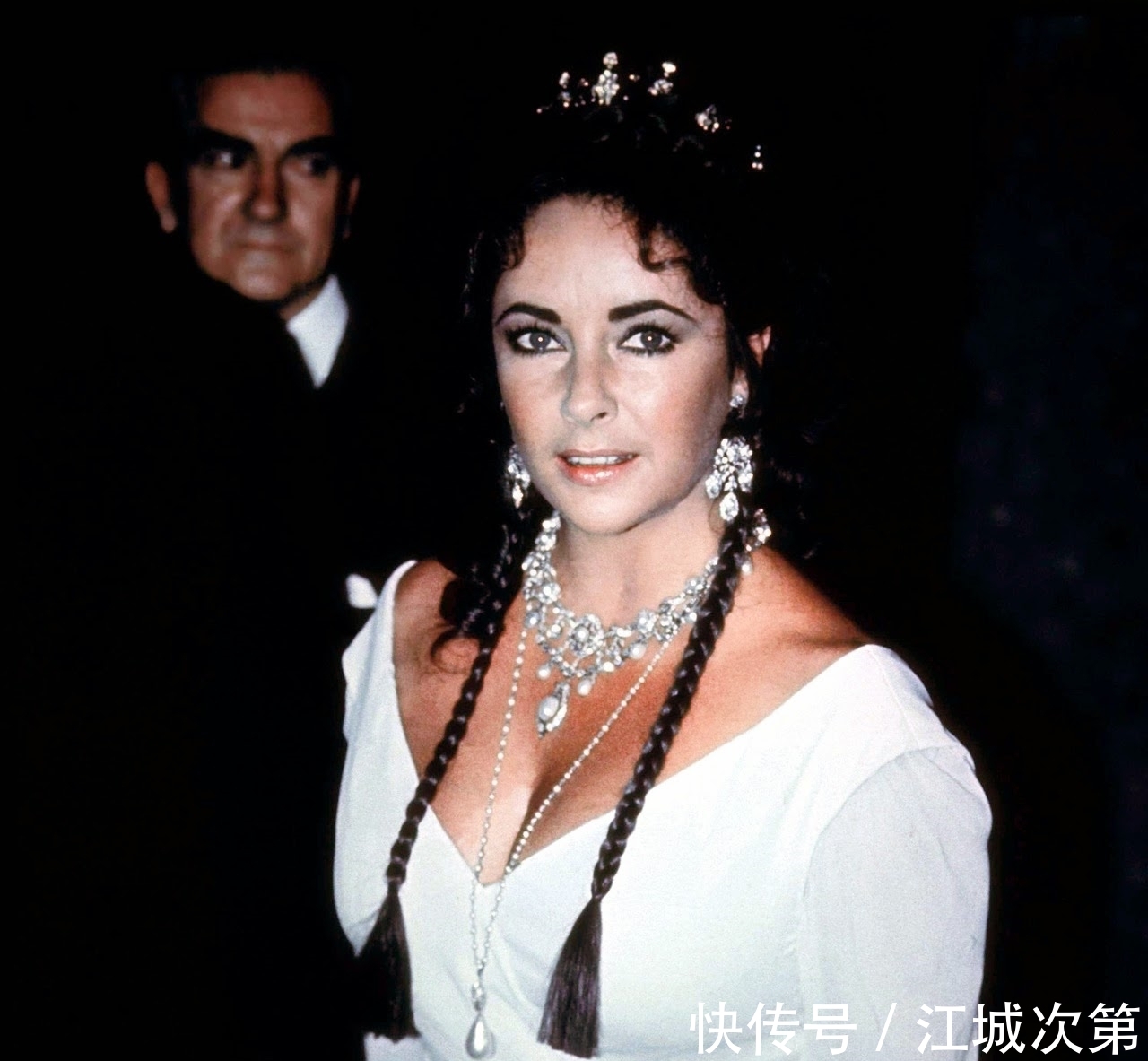 de 西班牙王室的传家宝:Joyas de Pasar珠宝系列,只能传给君主