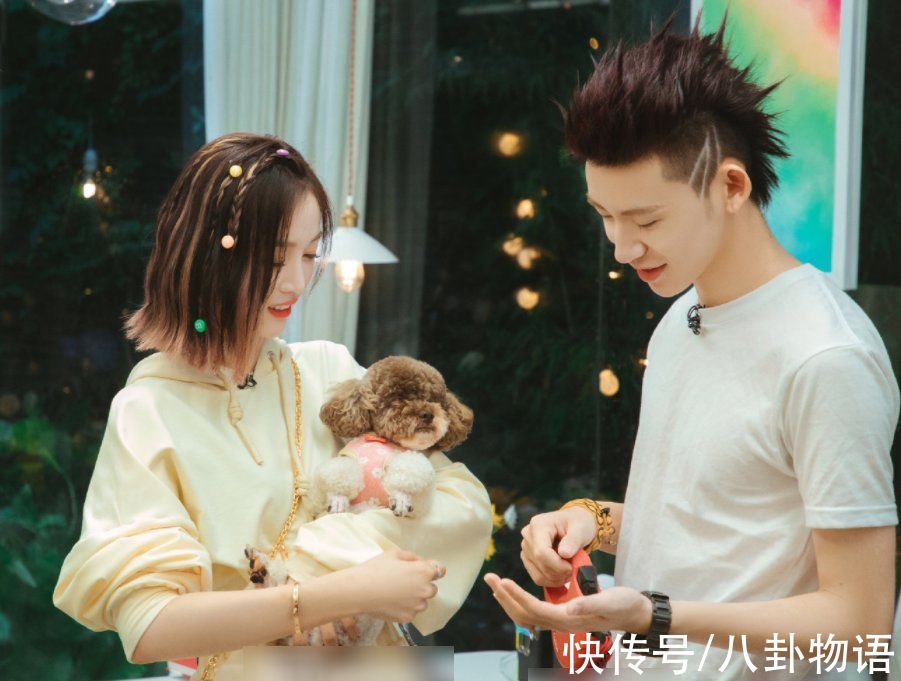 假戏真做|许魏洲嘴巴粘了东西,乔欣下意识伸手去帮他擦,吴宣仪都看愣了