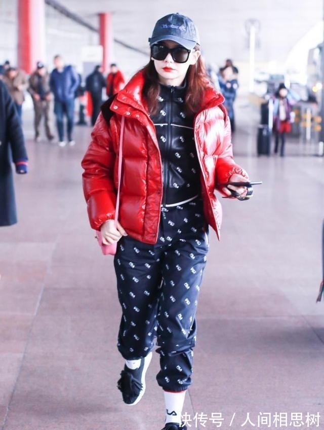 高跟鞋 阔腿裤终于失宠了,现在流行的是“慢跑裤”,舒适显瘦还特别减龄!