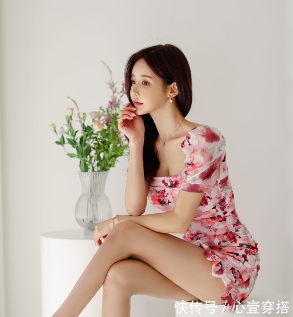 时尚搭配|女神孙允珠的时尚搭配：丹彩春樱碎花初恋旋叶鱼尾裙