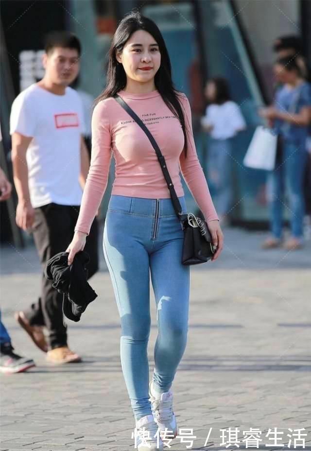 穿搭 粉色上衣搭配牛仔裤的清爽夏日风,横跨包包突显微胖身材的气质