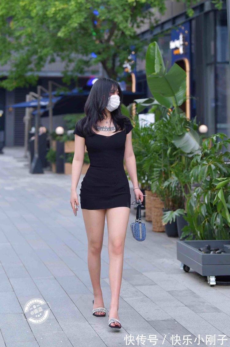 美女 柳腰花态的连衣裙美女,让着装造型远离廉价感,时尚优雅