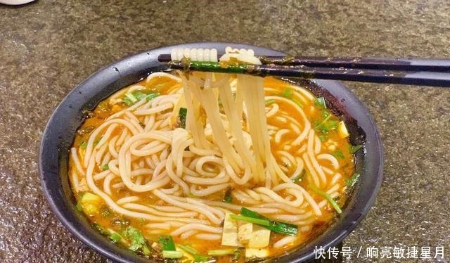 昆明人不仅爱吃各种虫子,就连米线都是甩的