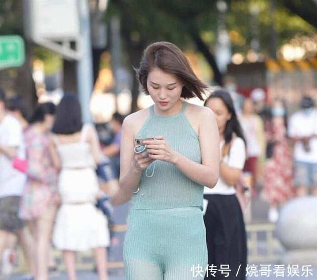 有“小肚子”别乱穿,像美女这样真不好,让整个穿搭处于被动!