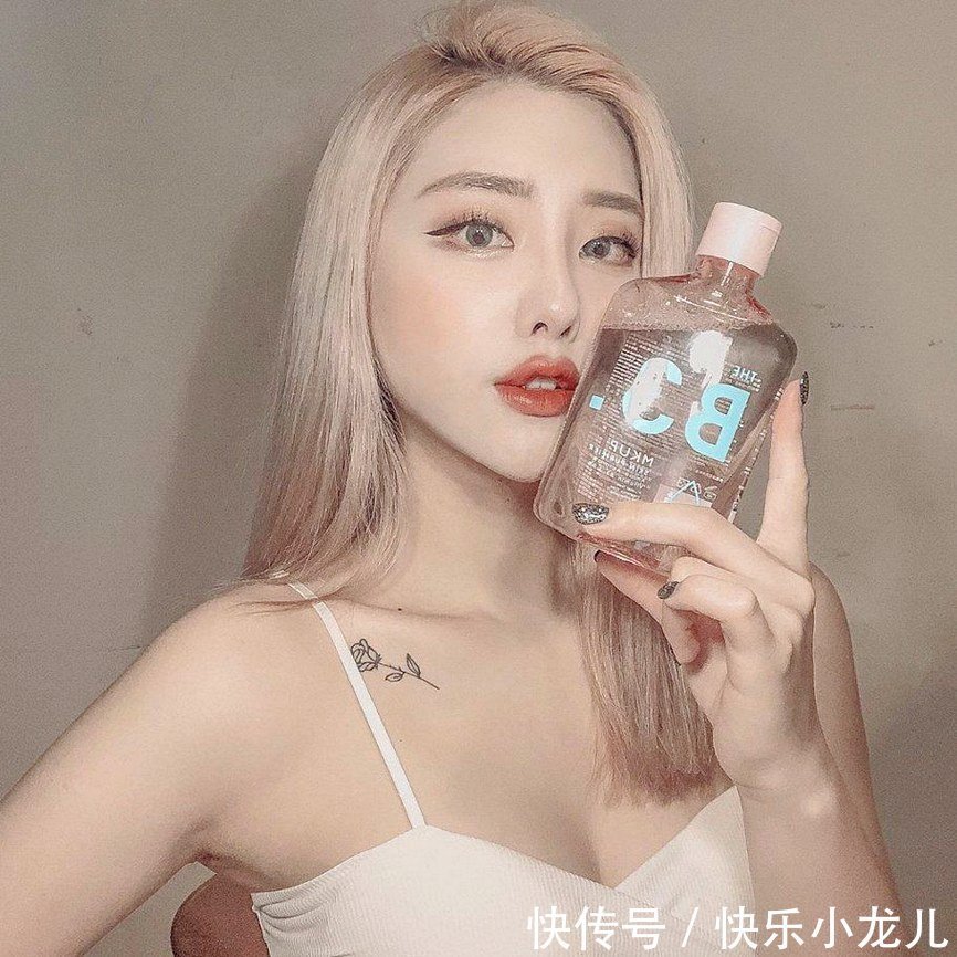 白皙稚嫩的瓜子脸,双眼迷媚有神,灿烂的笑容将人深深吸引