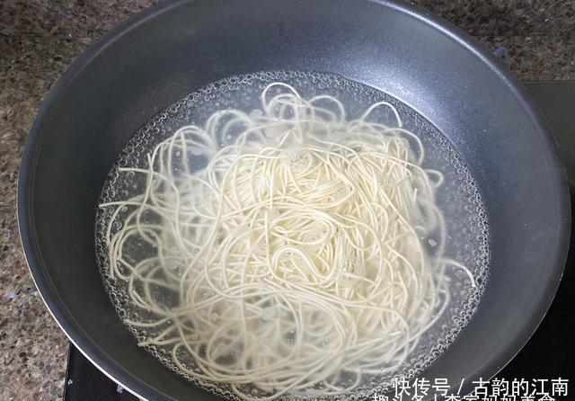 营养|1个人吃饭,我从不点外卖,荤素搭配营养足,网友:认真吃饭真好