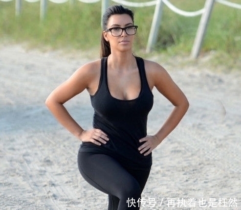 金·卡戴珊|17年前的卡戴珊,对比现在的她,体重增加三十斤,身材变化很大