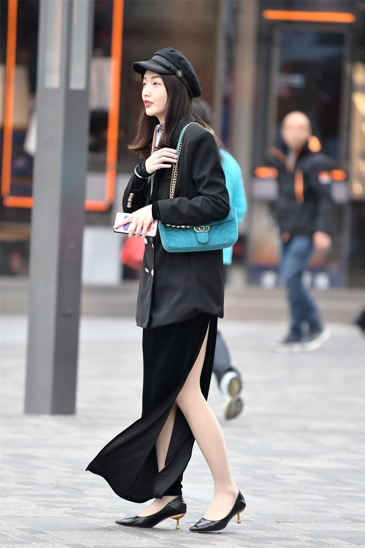 搭配|街拍:小姐姐身穿黑色连衣裙,优雅的气质,十分的休闲哦