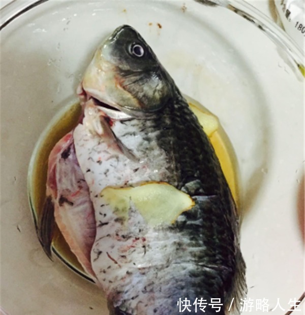大厨这样炖“鲫鱼汤”,又香又白没腥味,原来炖前多做了“2步”!