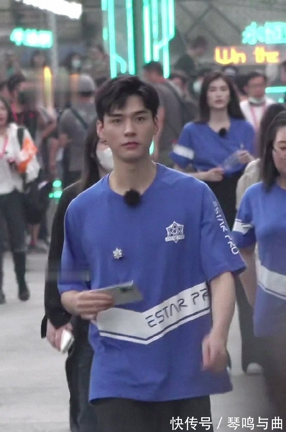 龚俊|龚俊综艺路透曝光 对镜开心打招呼