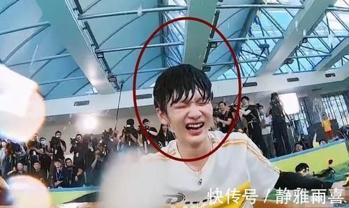 何洛洛|上《跑男》不讓染發(fā),注意周震南咋掩蓋金發(fā)的掉水里一瞬笑翻了