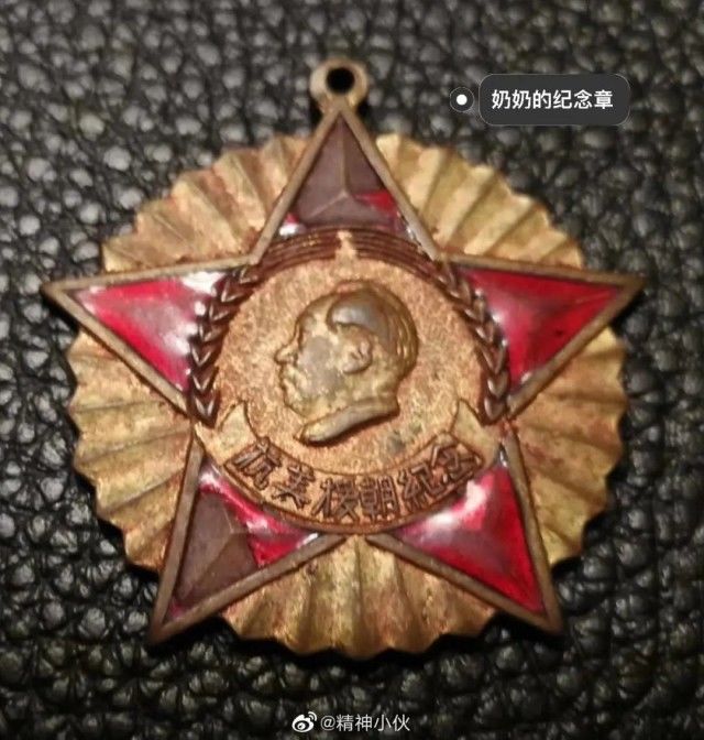 觀影|《長津湖》觀影動人場景，全場觀眾久久佇立，志愿軍老戰士來看他的戰友了……