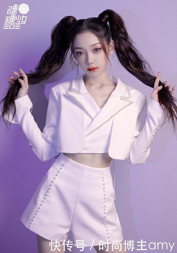 小西装|希林娜依·高现身机场,学05后玩“下衣失踪”,生图下的双腿太撩了