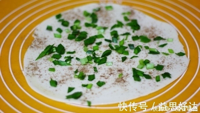 这款面食很简单，用开水烫一烫，烙一烙，又香又脆，隔天做一回
