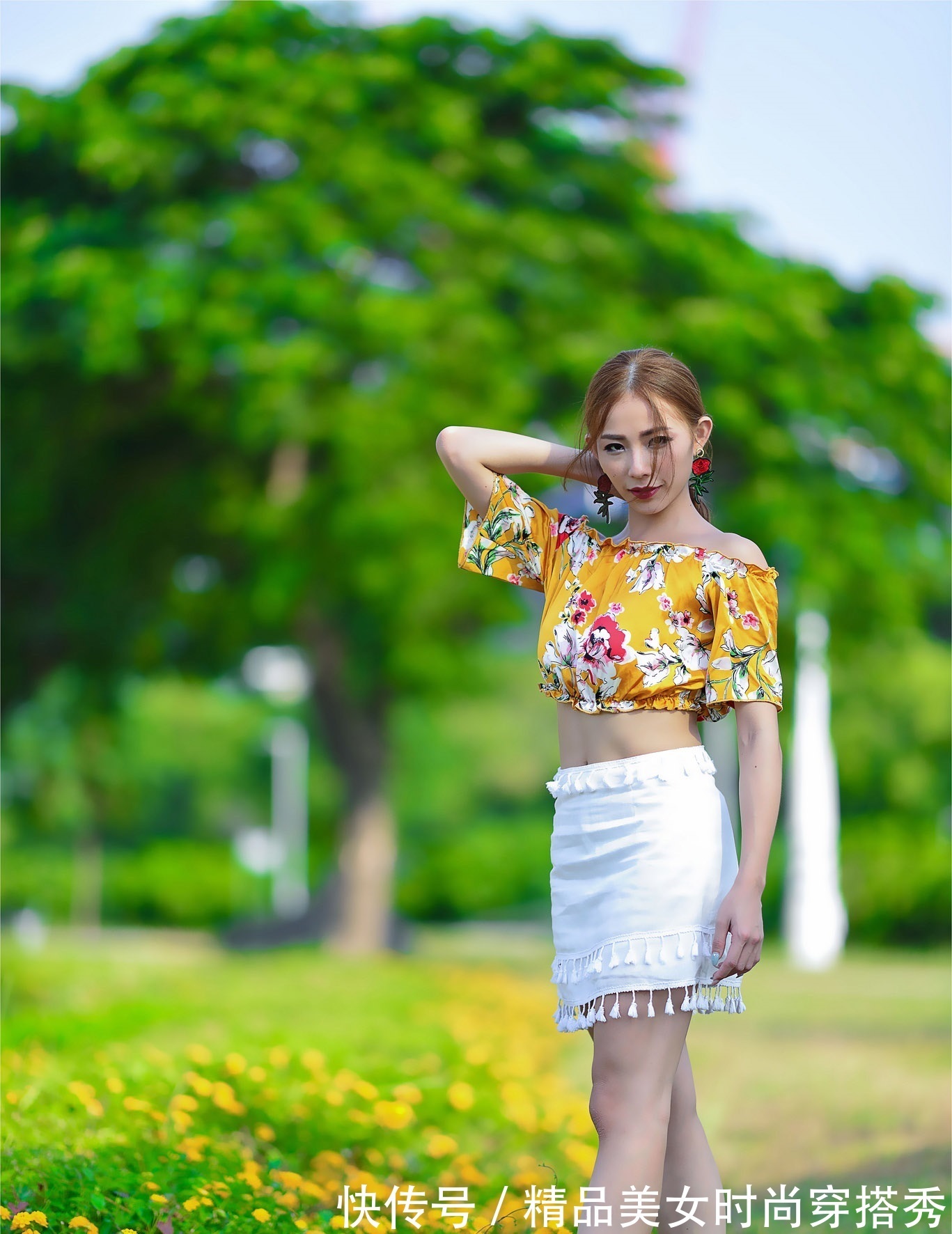 印花上衣 一字肩印花上衣下搭白色的短裙脚上一双高跟短靴,时尚又有型