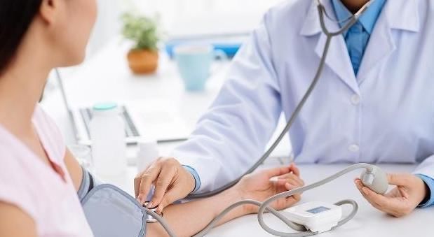 睡眠质量|再次提醒:高血压人群,这1习惯尽早戒掉!不是抽烟也不是喝酒!