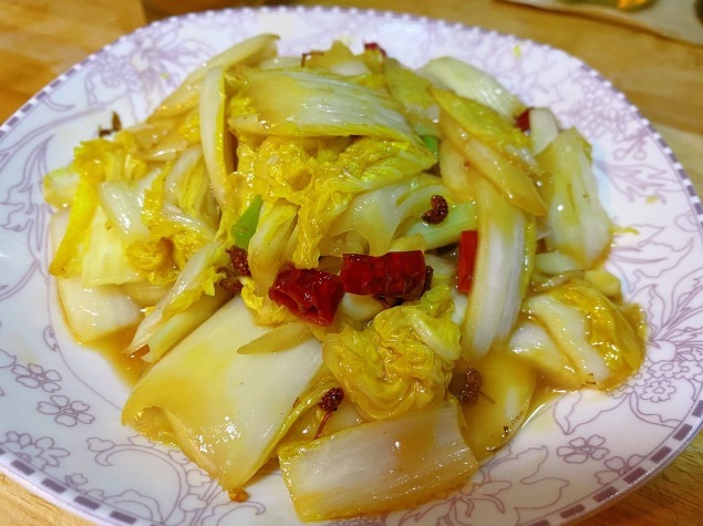 酸辣白菜别直接炒，厨师教你3个技巧，白菜脆爽不出水，鲜嫩好吃