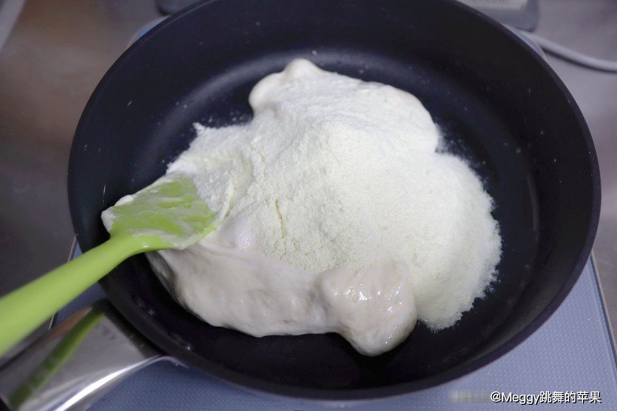 自制网红草莓牛轧糖，春节待客小零食不愁了，好吃好看一学就会