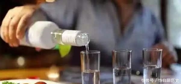 喝白酒的人|酒趣谈︱多跟喝酒的人在一起,你会变得很有趣