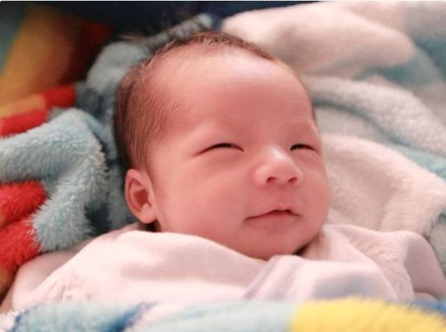 爸爸|爸爸姓“柳”,给娃取名时贴心融入妻子姓氏,妻子:你倒着念试试