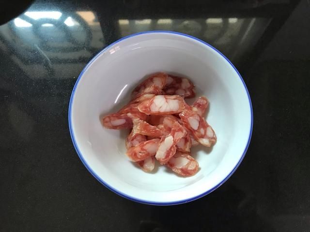 天气转凉，这碱性蔬菜要多吃，和腊肠一起炒，鲜香入味又下饭