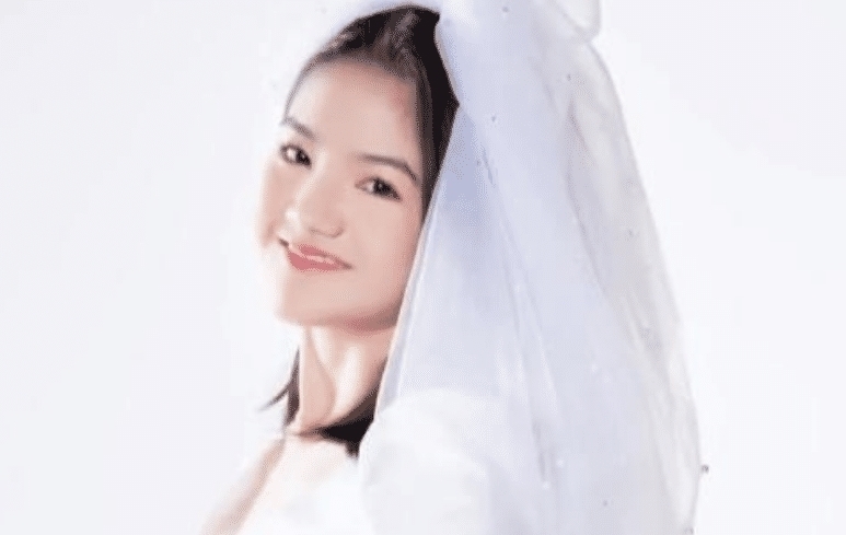 《变形计》李勒优婚纱照火了，成亭亭玉立的大姑娘，依旧灵气甜美