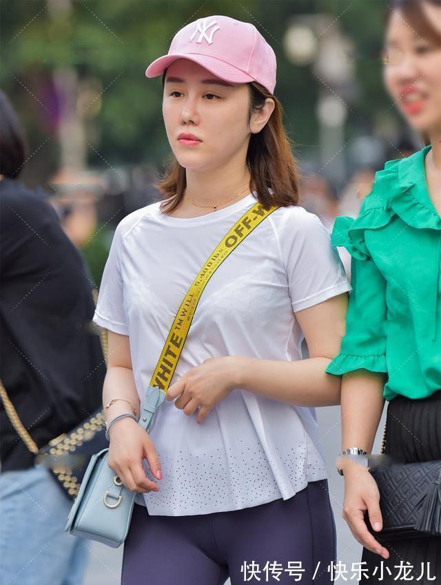 面试 白色圆领上衣搭配紫色修身打底裤,整体局部连贯,是很职业的搭配