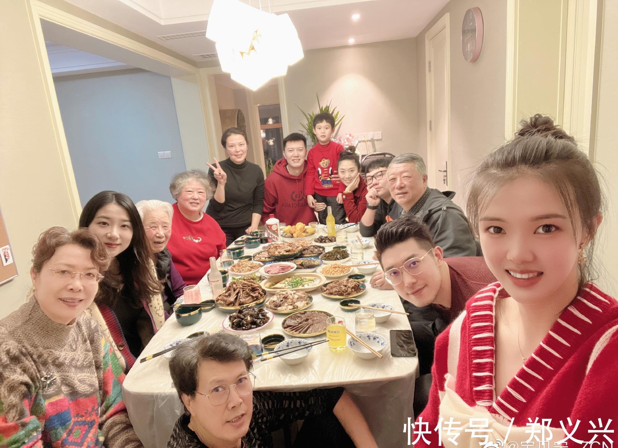 王一梅|张常宁晒一家13口全家福!父亲哥哥丈夫皆帅气,与男篮国手一起玩