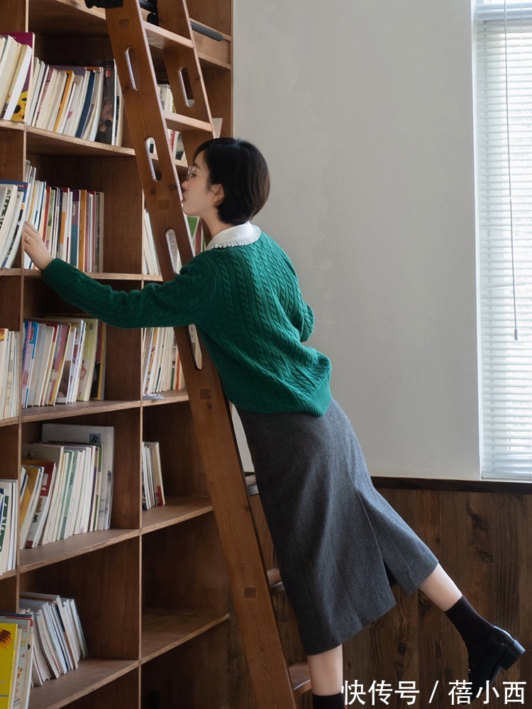 半身裙|奔三奔四的女人,建议多穿“毛呢半身裙”,搭配毛衣简约又显气质