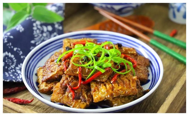红烧带鱼好吃有诀窍，多加一料，肉质鲜嫩不腥，上桌连汤都不剩