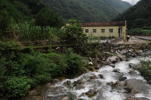 秦岭深处发现一个秘境小镇，到处青山绿水，人少景美好避暑！