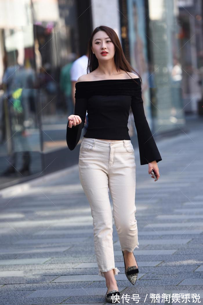 一字肩 一字肩丝绒上衣搭配米色牛仔裤,增添了几分高贵感