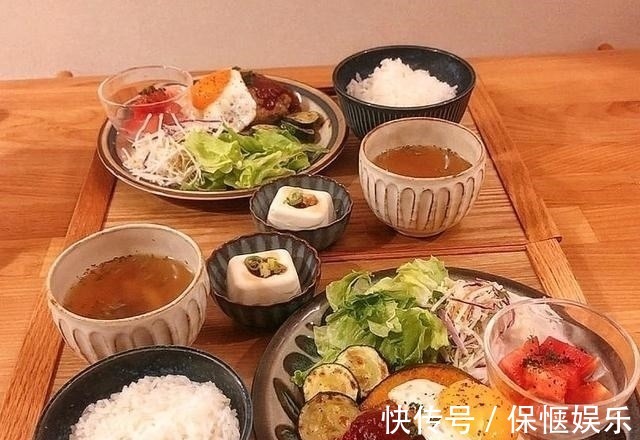 日本单亲妈妈晒母女俩晚餐，一人一盘分餐合理，网友：真的好健康