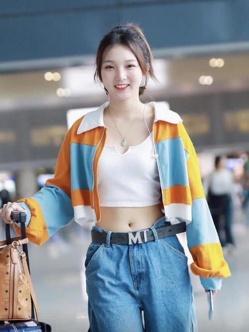 强东玥真是“元气少女”,白色露脐装配短款外套秀蛮腰,活力十足