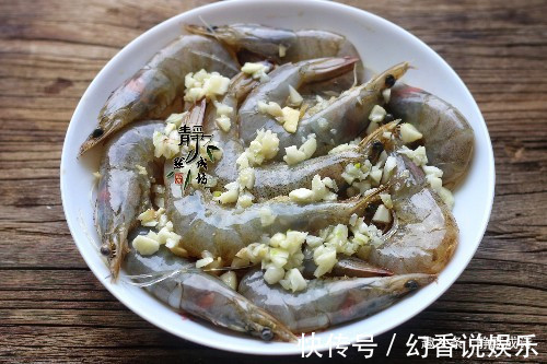 硬菜|蒸5分钟就上桌，大虾此做法，简单又鲜美，特适合夏天吃