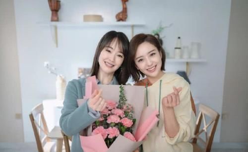 左小青佟丽娅同框 两人媲美颜值相当 丫丫称小青为最爱的小姐姐 快资讯 左小青佟丽娅同框 两人媲美颜值相当 丫丫称小青为最爱的小姐姐 快资讯