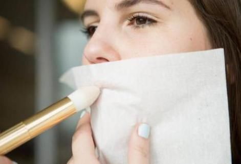 女人|女人再懒也要会“涂口红”,别傻傻抿嘴唇了,难怪沾杯掉色!