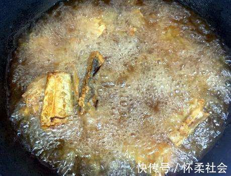 炸带鱼时，不要直接下锅炸，炸前多做两步，带鱼香酥可口，没腥味
