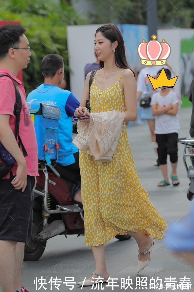 浅色连衣裙,鲜艳明亮,俏皮活泼