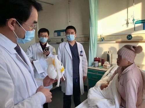  18个小时，四位不同科室医师接连上台主刀，只为一名29岁患者|巨大脊柱恶性肿瘤完整切除 | 患者
